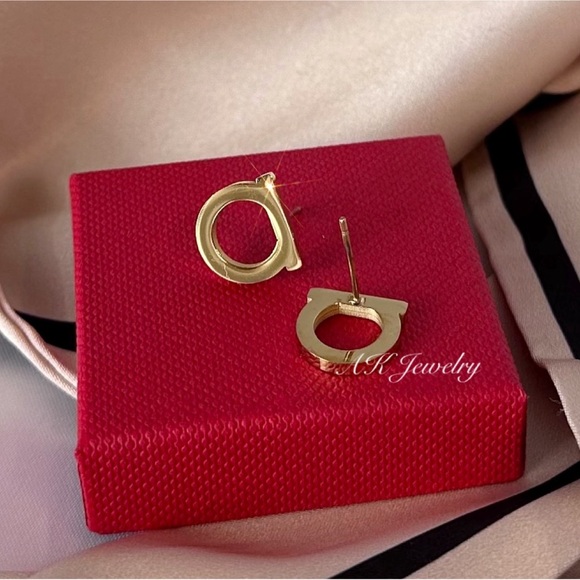 πEARRINGS Gold Plated Stud Pierced Letter Pendant, Medallion - Picture 2 of 5